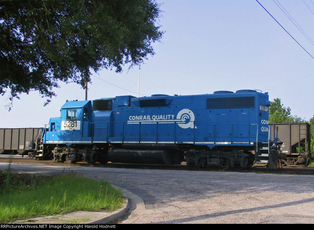 NS 5281 sits at the north end of the yard